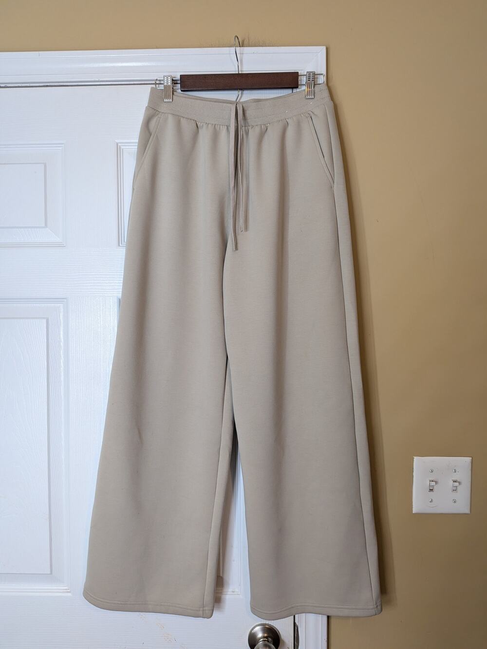 Uniqlo DRY Wide-Leg Sweatpants Women’s Size Small Natural Beige Minimalist